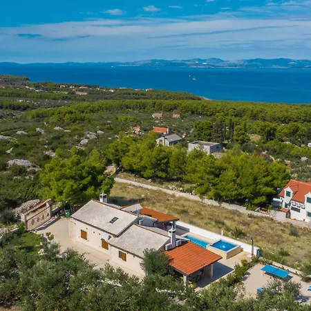 Anabella - Four Bedroom With Swimming Pool *