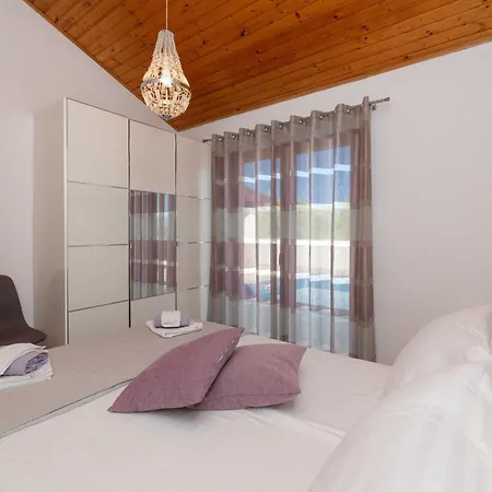 Anabella - Four Bedroom With Swimming Pool * Supetar