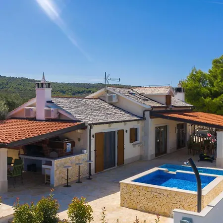 Villa Anabella - Four Bedroom With Swimming Pool *