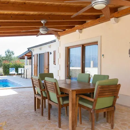 Anabella - Four Bedroom With Swimming Pool Supetar