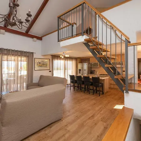 Anabella - Four Bedroom With Swimming Pool *