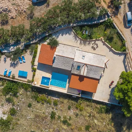Villa Anabella - Four Bedroom With Swimming Pool Supetar