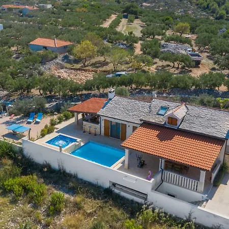 Anabella - Four Bedroom With Swimming Pool *