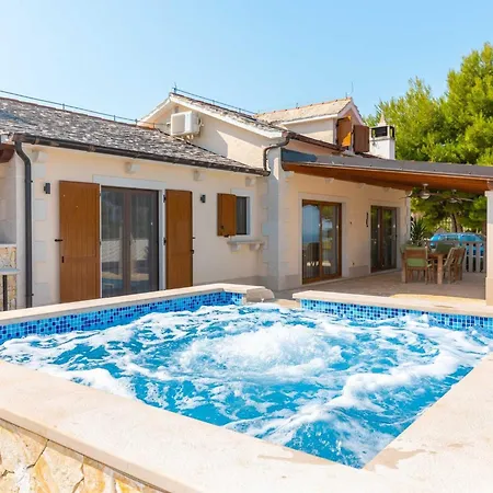 Anabella - Four Bedroom With Swimming Pool Villa