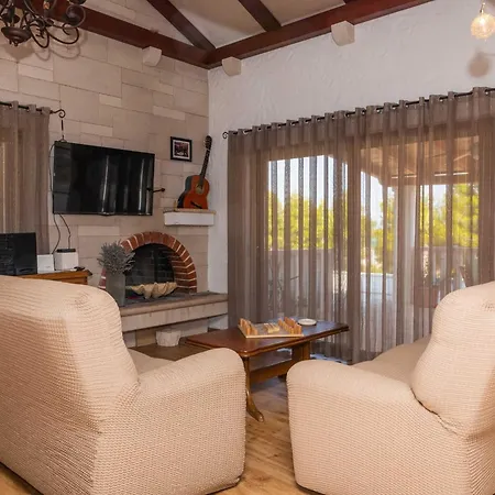 Anabella - Four Bedroom With Swimming Pool Supetar