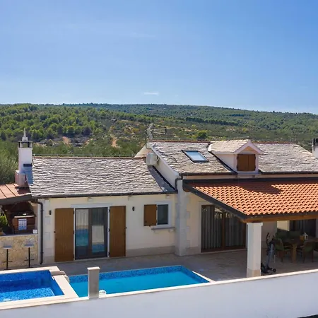 Anabella - Four Bedroom With Swimming Pool *